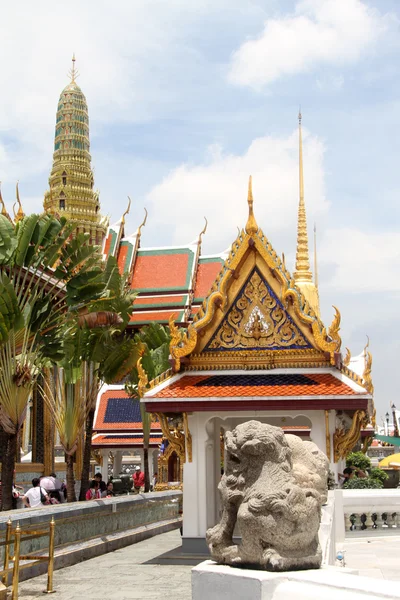 Tapınak ve altın stupa — Stok fotoğraf