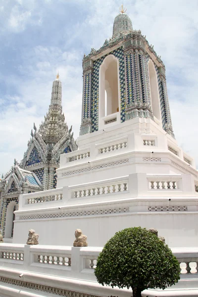 Weiße und blaue Stupas — Stockfoto