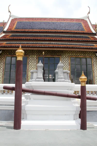 Templet nära royal palace — Stockfoto