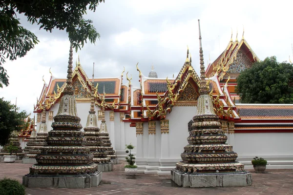 Stupas e templo — Fotografia de Stock