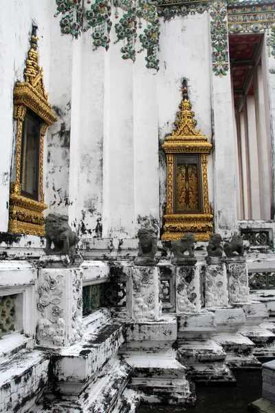 Weißer Tempel mit goldenen Fenstern — Stockfoto