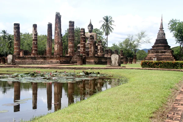 Pond with lotuses and ruins — Stock Photo, Image