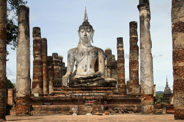 Buddha and columns — Stock Photo, Image