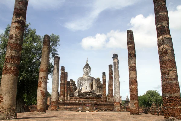 Buddha és oszlopok — Stock Fotó