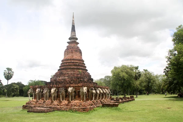 Brick stupa and elephants — Stock Photo, Image