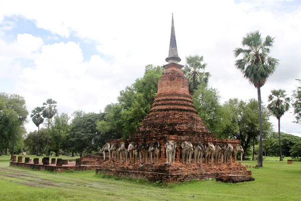 Ziegelstein Stupa und Elefanten — Stockfoto