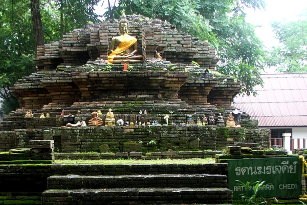 Βούδας και ερείπια — Φωτογραφία Αρχείου