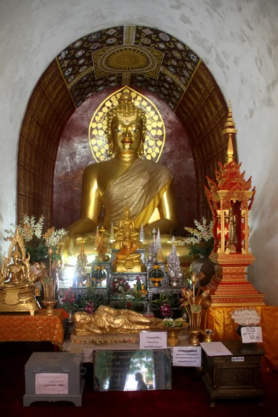 Budda w stupa — Zdjęcie stockowe
