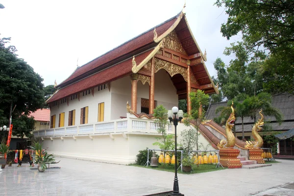 Храм в Ват Пхра Дои Нгам Муанг, Чианг Рай, Таиланд — стоковое фото