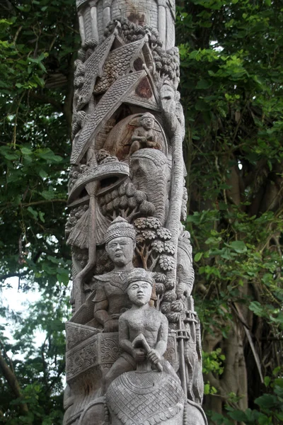 Деревянная колонна — стоковое фото