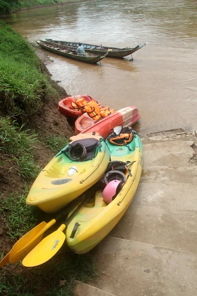 Kayaks near river — Stock Photo, Image