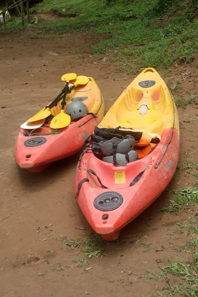 Kayaks near river — Stock Photo, Image