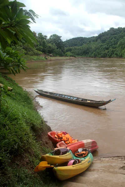 Kayaks cerca del río —  Fotos de Stock