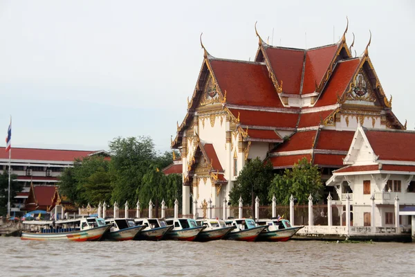 Båtar på Chaoen phraya — Stockfoto