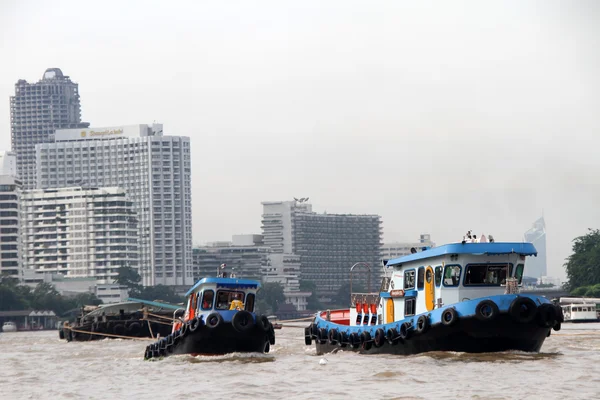 Båtar på Chaoen phraya — Stockfoto