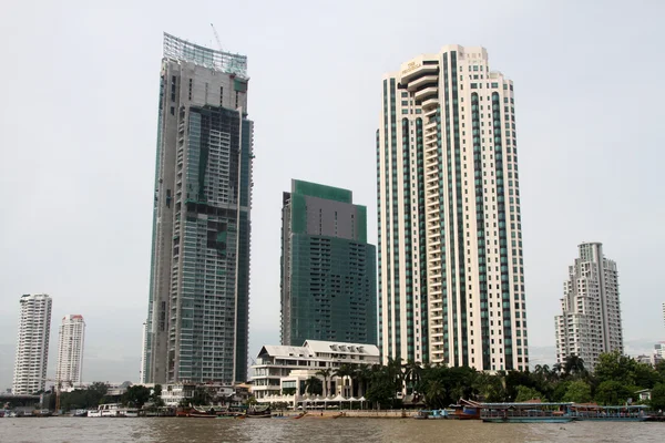 Edifici sul fiume Chao Phraya — Foto Stock