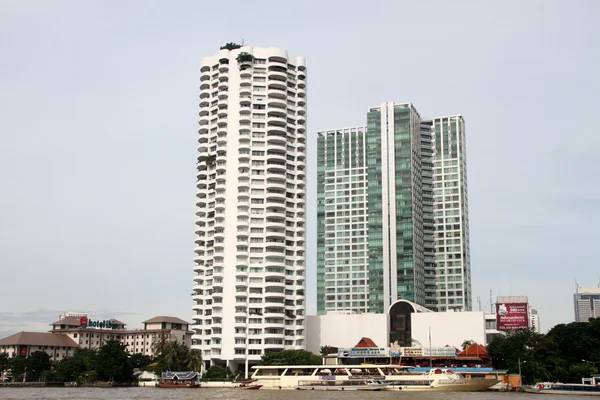 Gebäude am chao phraya Fluss — Stockfoto