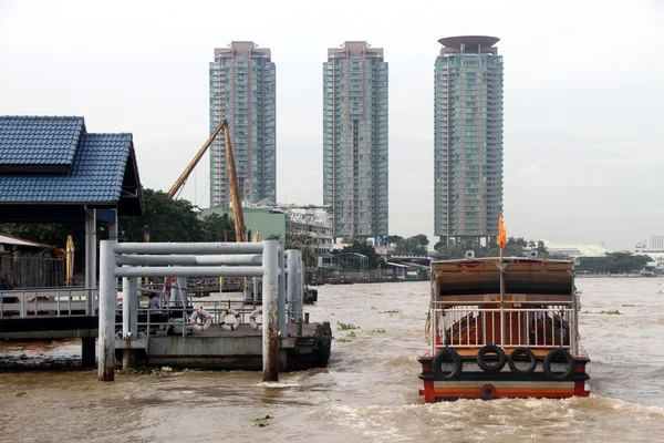 Budovy na řece chao phraya — Stock fotografie