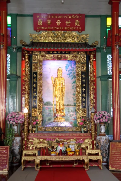 Golden statue — Stock Photo, Image