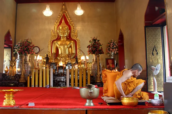 Buddha dorato e monaco — Foto Stock