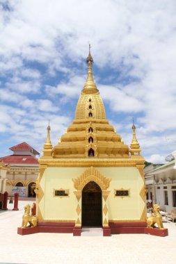 Altın Aslan ve stupa
