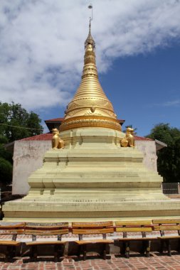 Altın stupa moniwa içinde