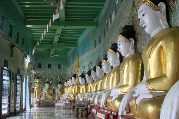 Long row of Buddhas — Stock Photo, Image
