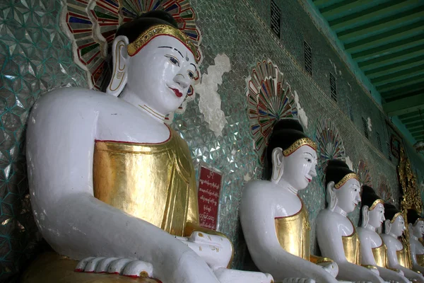 Lunga fila di Buddha — Foto Stock