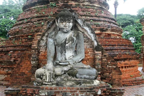 Buda e tijolo stupa — Fotografia de Stock