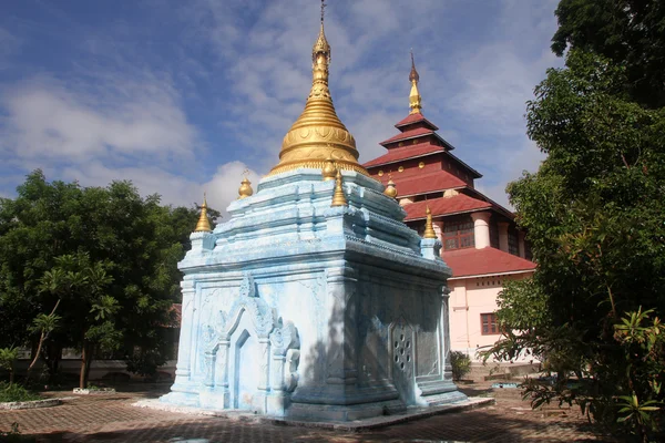 Cegła niebieski stupa — Zdjęcie stockowe
