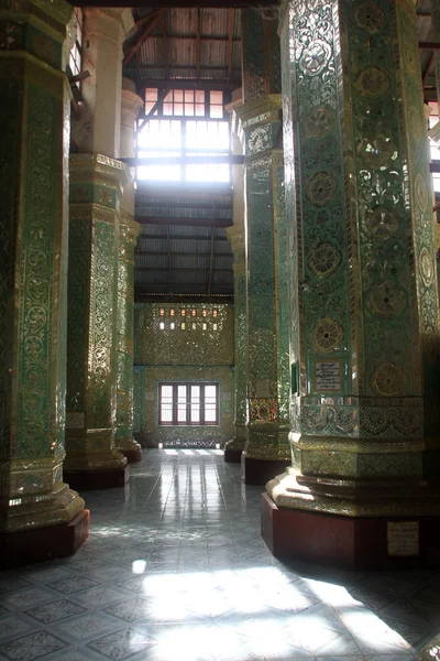 Tapınağın içindeki sütunlar — Stok fotoğraf