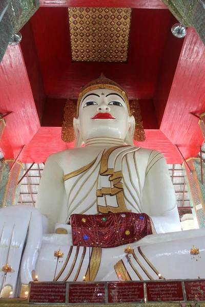 Nagy fehér buddha — Stock Fotó