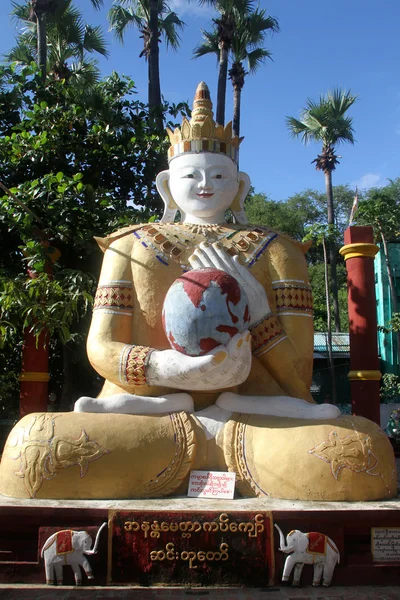 Bouddha avec globe — Photo
