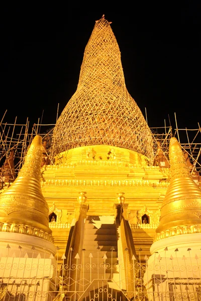 Goldene Stupa bei Nacht — Stockfoto