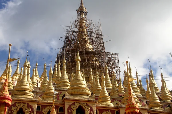 Restauración en Mohnyin Thambuddhei Paya — Foto de Stock