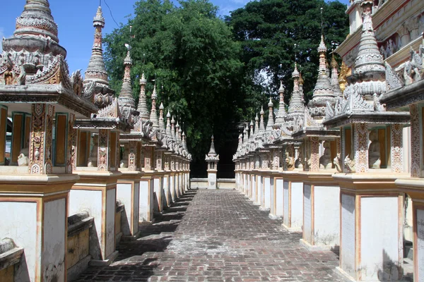 Rows of stupas — Stock Photo, Image