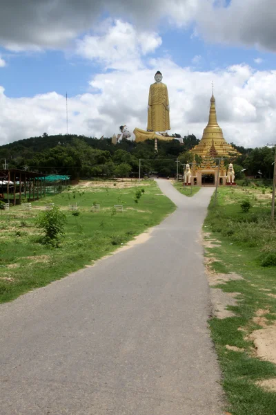Strada per stupa e Buddha — Foto Stock