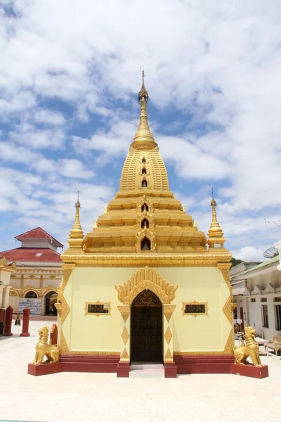 Golden lions and stupa — Stock Photo, Image
