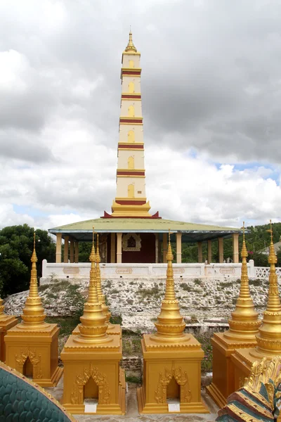 Hög stupa — Stockfoto