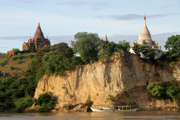 Boat and stupas — Stock Photo, Image
