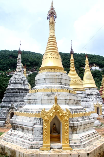 Stupas vicino alle grotte naturali di Pindaya — Foto Stock