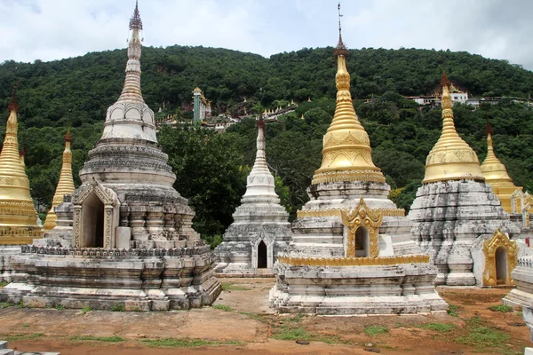 Stupas e entrada — Fotografia de Stock