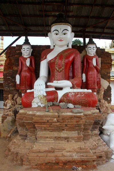 Rote Buddhas — Stockfoto