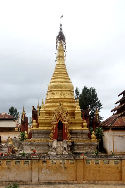 Golden stupas — Stock Photo, Image