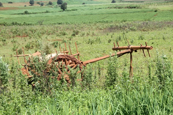 Smutsiga trä vagn på det gröna fältet — Stockfoto