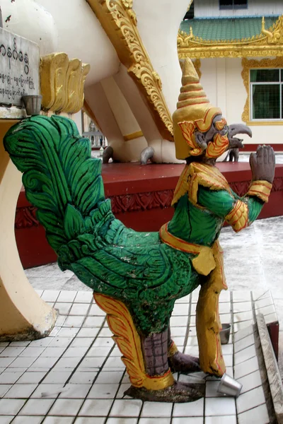 Статуя Гаруда — стоковое фото