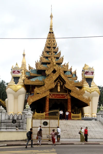 Gate of Shwe Dagon — Stock Photo, Image