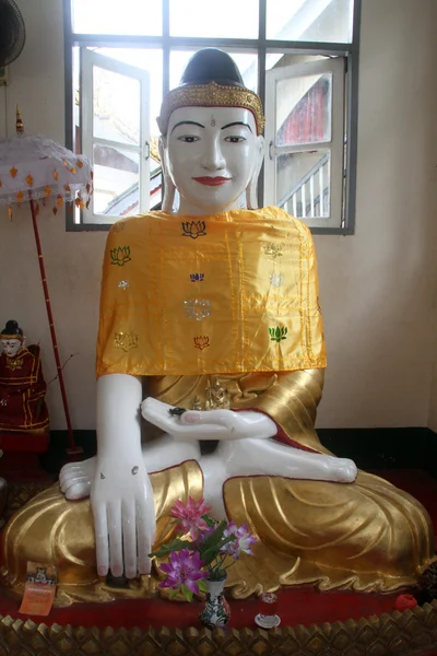 Biały Budda — Zdjęcie stockowe