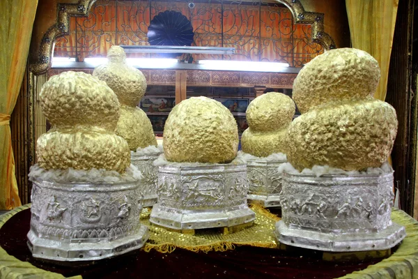 Goldene Eier auf buddhistischem Schrein — Stockfoto