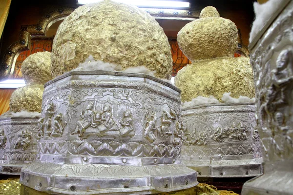 Золотые яйца на буддийской святыне — стоковое фото